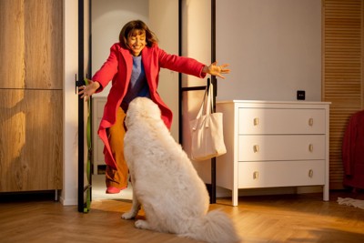帰宅して愛犬に駆け寄る女性