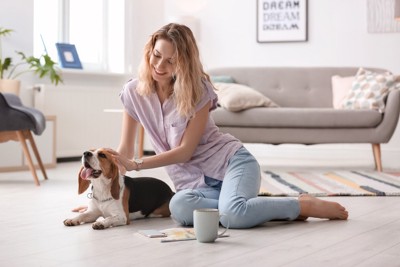 女性と犬