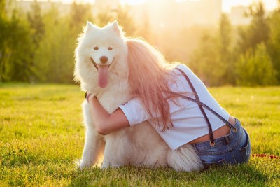 犬を抱きしめる女性