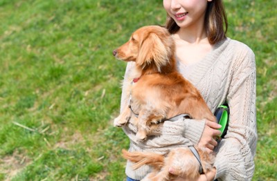 犬を抱っこする女性