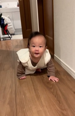 ママを見る赤ちゃん