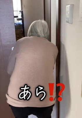 おばあちゃんが扉を開けると…