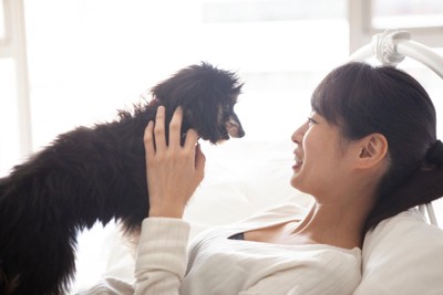 女性と犬