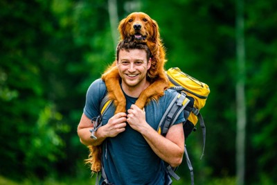犬を背負う男性