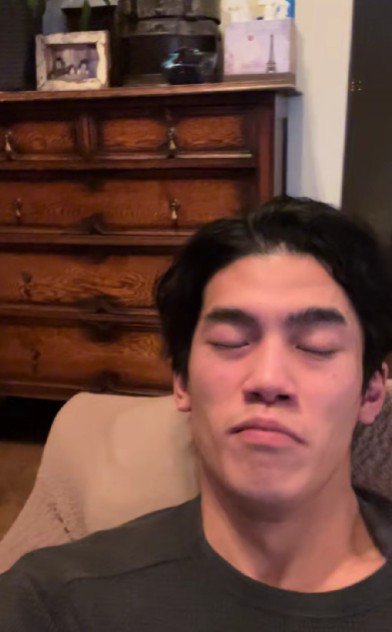 実家に帰省した男性→『おかえり！』と出迎えてくれた犬が…想像を超える『大歓迎』が99万再生「もはや洗車ｗｗｗ」「苦しそうで草」と爆笑