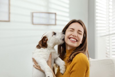 犬が頬にキスをする