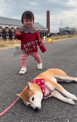 近寄る女の子
