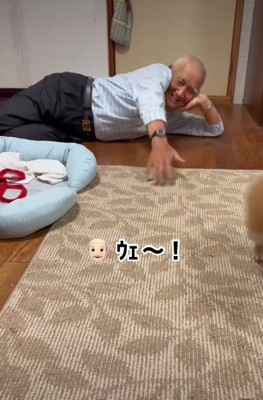 手を伸ばすおじいちゃん