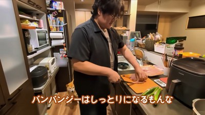 料理中、スティーブくんが登場