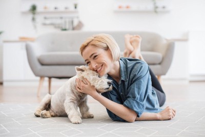 頭を寄せ合う女性と犬