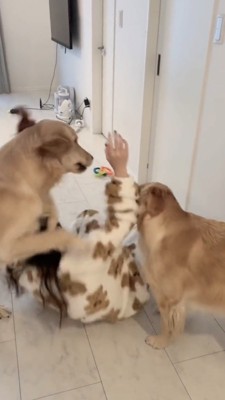 後ろに倒れていく女性