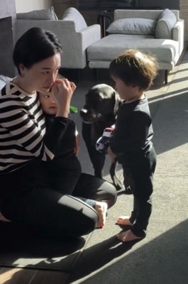 母親と男の子の間にいる犬
