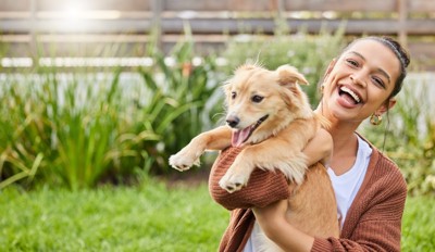 犬と戯れ合う女性