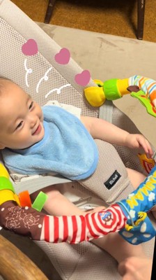 犬におやつを食べてもらえて笑顔になる赤ちゃん