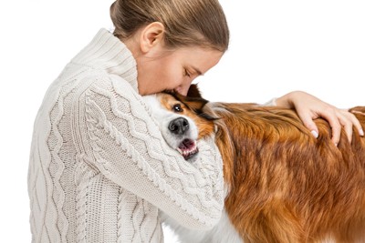 犬を抱きしめる女性