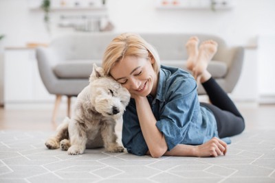 頭を合わせる犬と女性