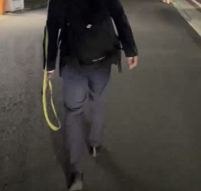 仕事帰り、お迎えに来た柴犬が歩かなくなってしまった結果→思わず二度見する『衝撃の帰宅スタイル』が127万再生「ポケモンで草」「癖がｗ」