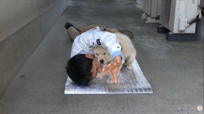 全力で悶え苦しむ演技！