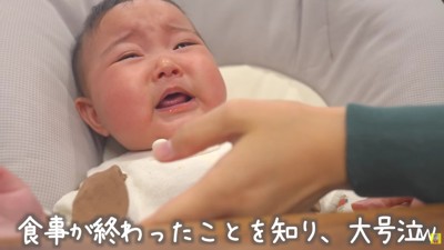 不機嫌で泣く赤ちゃん