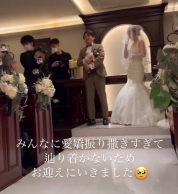 抱っこされるチワワと新郎新婦
