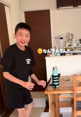 嬉しそうな反応を見せる男の子