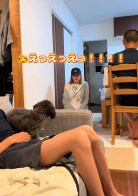 アムちゃんを見て驚く女の子
