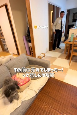 一歩後ずさりする男の子