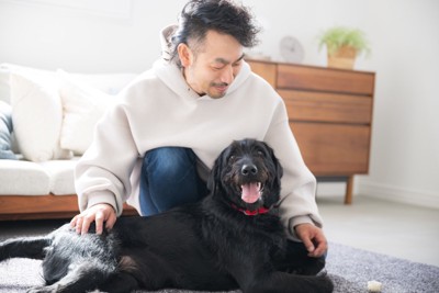 男性と笑顔の犬