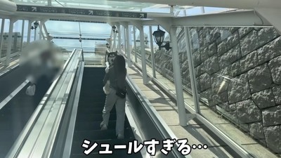 エスカレーターで上へ移動