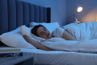 ベッドで眠る女性
