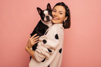 犬を抱きしめる女性