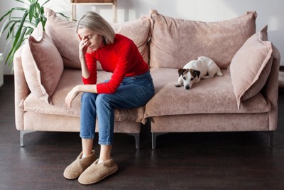 疲れた様子の女性と犬