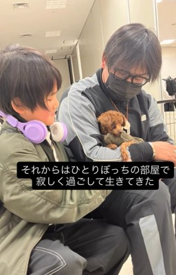 譲渡会で犬を抱っこしている男性