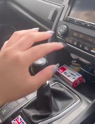 シフトレバーへ手を伸ばすと…