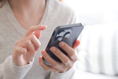 スマホを操作する