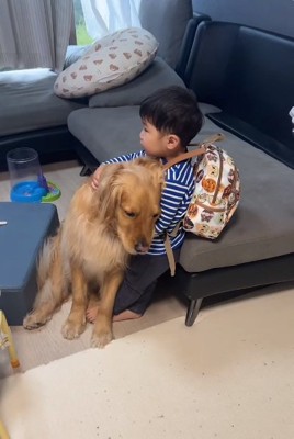 ピノくんに抱きつく息子さん