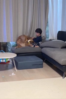 タオル遊びをするふたり