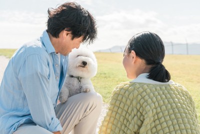 犬と男性と女の子