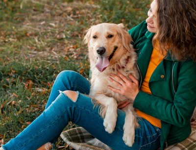 女性の足に乗る大型犬