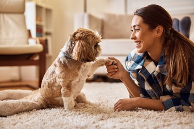 女性と犬