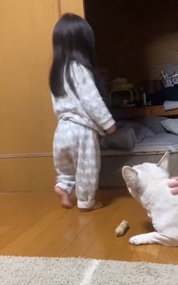 立ち去る女の子