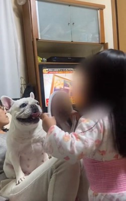 鏡を見せる女の子
