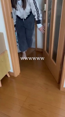 ドアを開ける飼い主