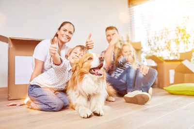 人家族と犬