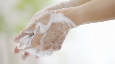 石鹸で手を洗う