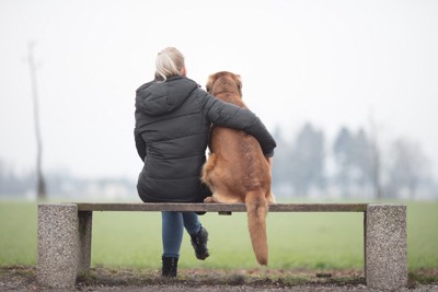 犬を抱く女性