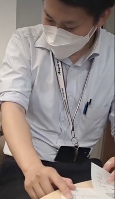 お兄さん、何かに動揺