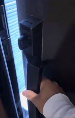 ドアを開ける飼い主さん