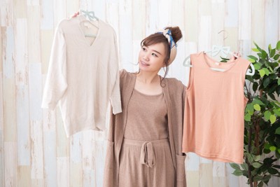 洋服を選んでいる女性