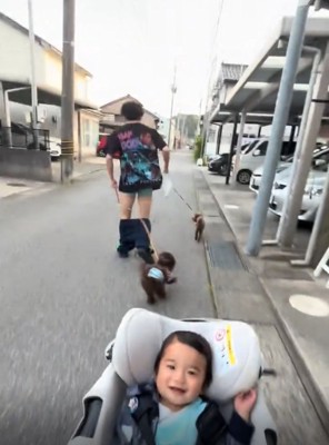 ズボンが落ちかけている男性